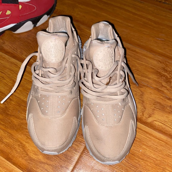 Nike - Picture 2 of 7